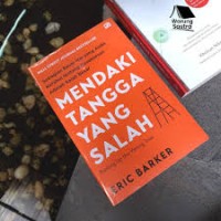 Image of MENDAKI TANGGA YANG SALAH